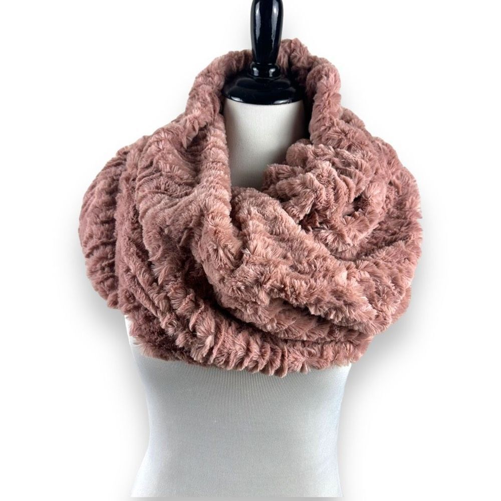 Infinity mauve faux fur scarf